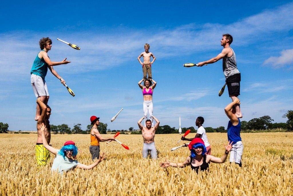 Circus in a field team
