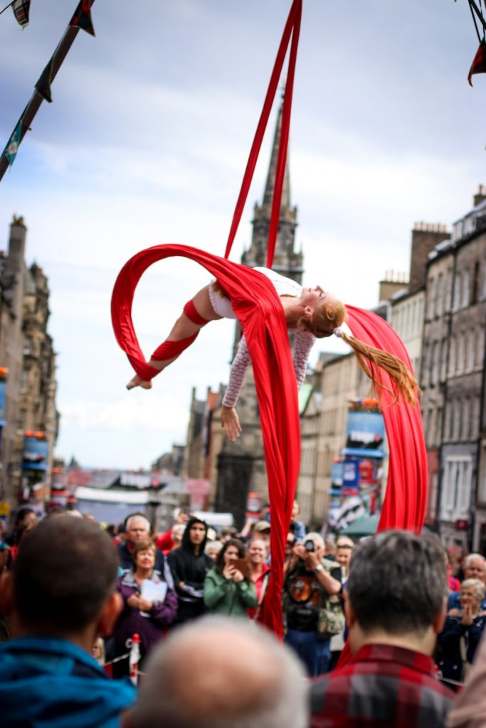 silk performance on eddinburh high street during fringe